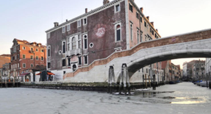 Европа замерзает: Венецианские каналы впервые за 80 лет сковал лед