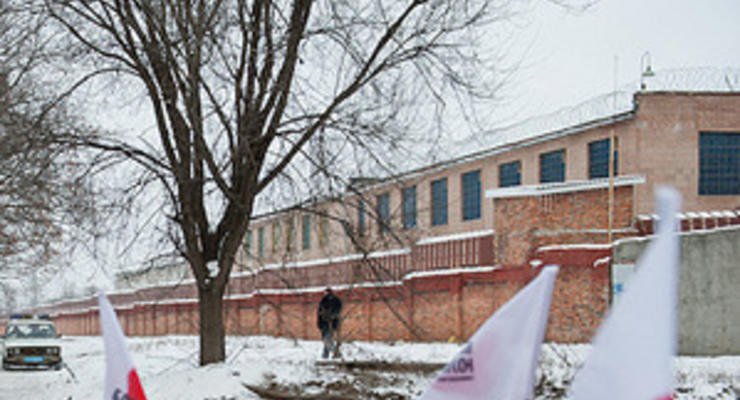 В колонии Тимошенко поселился снежный Колобок в кепке