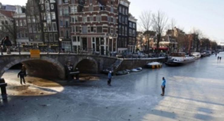 В Голландии впервые за 15 лет замерзли каналы, в Париже работает ледокол