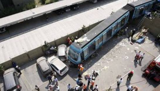 В Чили поезд врезался в жилой дом