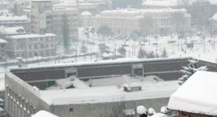 В Сараево крыша спорткомплекса рухнула под тяжестью снега