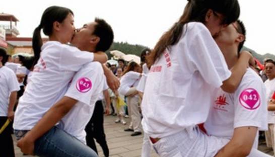 Губы на замке: в Паттайе пытаются установить новый мировой рекорд непрерывного поцелуя