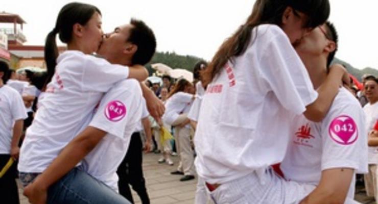 Губы на замке: в Паттайе пытаются установить новый мировой рекорд непрерывного поцелуя