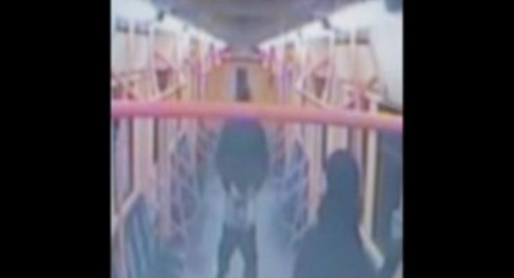 В киевском метро мужчина пытался изнасиловать девушку (ВИДЕО)