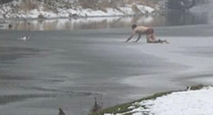 Англичанин спас упавшего в ледяную реку пса