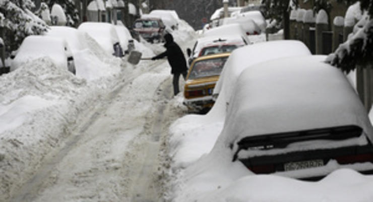 Снегопады парализовали Болгарию и Румынию. В Альпах объявлена опасность схода лавин