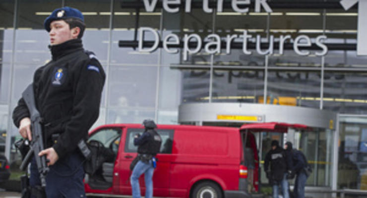 Мужчина, угрожавший взорвать аэропорт Амстердама, оказался гражданином России