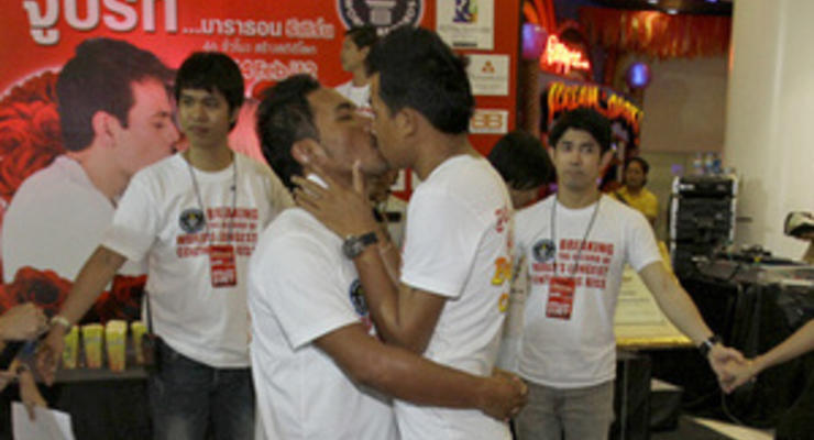 В Таиланде рекорд длительности поцелуя установила гомосексуальная пара