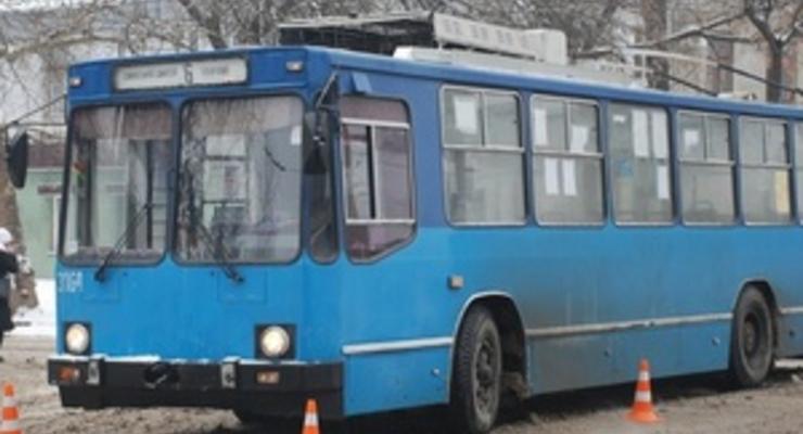 В Николаеве госпитализировали двух женщин после удара током в троллейбусе