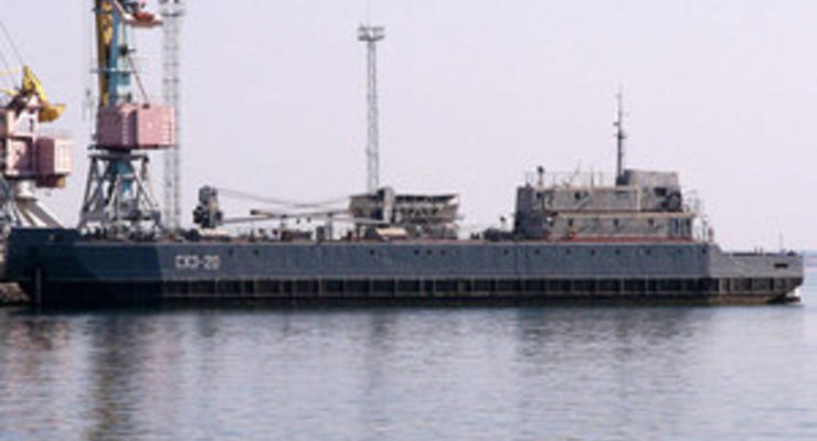 В Феодосии судно Черноморского флота РФ загрязнило акваторию морпорта  нефтью