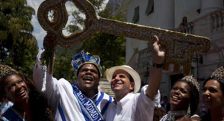 Мэр Рио-де-Жанейро вручил ключи от города хозяину карнавала