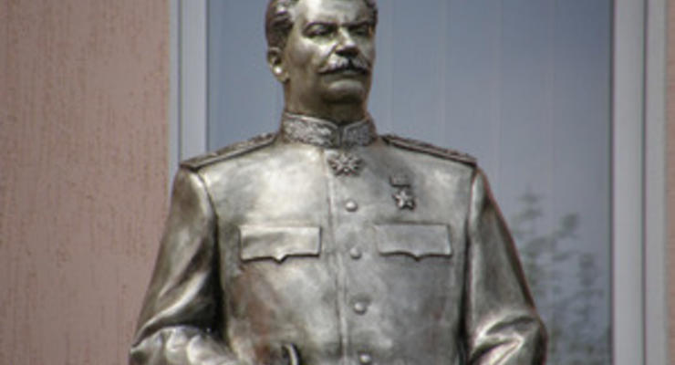 Нацкомиссия по морали выясняет, является ли памятник Сталину пропагандой культа насилия