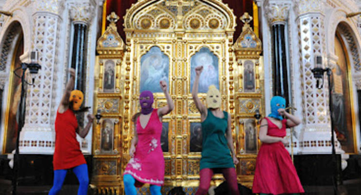 Скандальная группа российских феминисток выступила в храме Христа Спасителя (ВИДЕО)