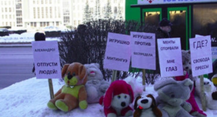 В Беларуси мужчину арестовали за организованный протест игрушек