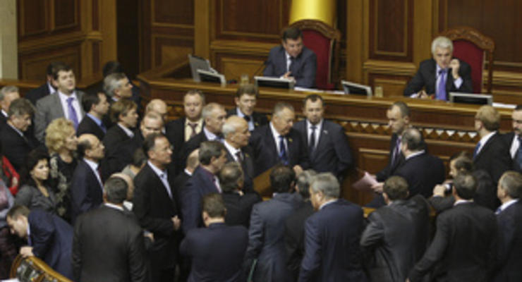 Оппозиция разблокировала президиум и трибуну Рады