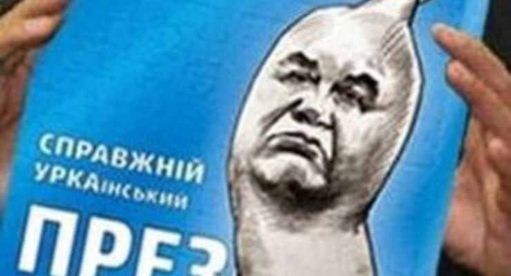 В центре Киева милиция препятствовала раздаче презервативов с изображением Януковича