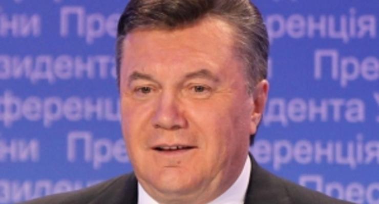Янукович предложил журналисту помериться силами во многоборье