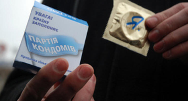 Фотогалерея: Операция кондом. В центре Киева раздавали презервативы с изображением Януковича