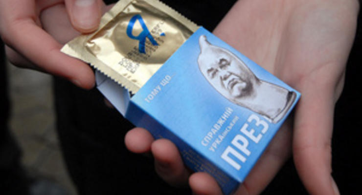 Милиция отпустила четырех активистов, раздававших презервативы с изображением Януковича
