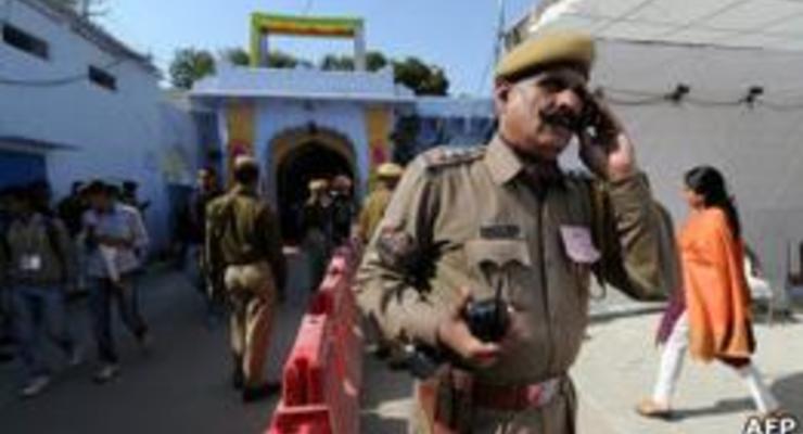 Гипнотизер в Индии лечит полицейских от пьянства