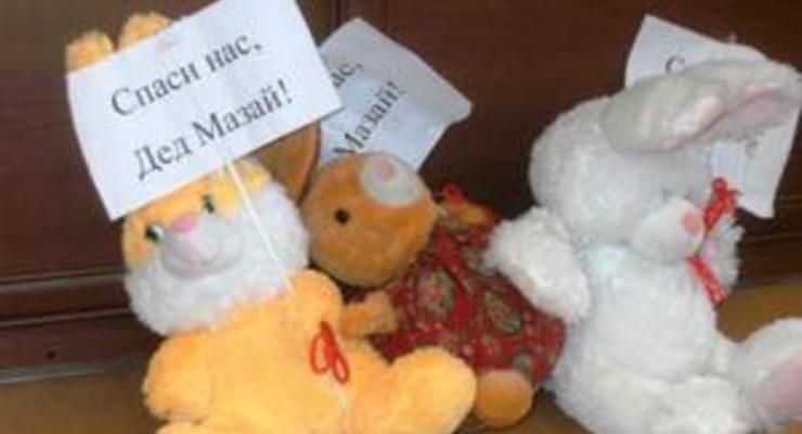 Спаси нас, Дед Мазай: страдающие от наводнения луганчане подарили мэру игрушечных зайцев