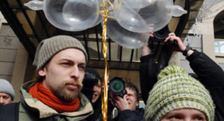 Активисты КУПР пикетировали здание киевской милиции с надутыми презервативами в руках