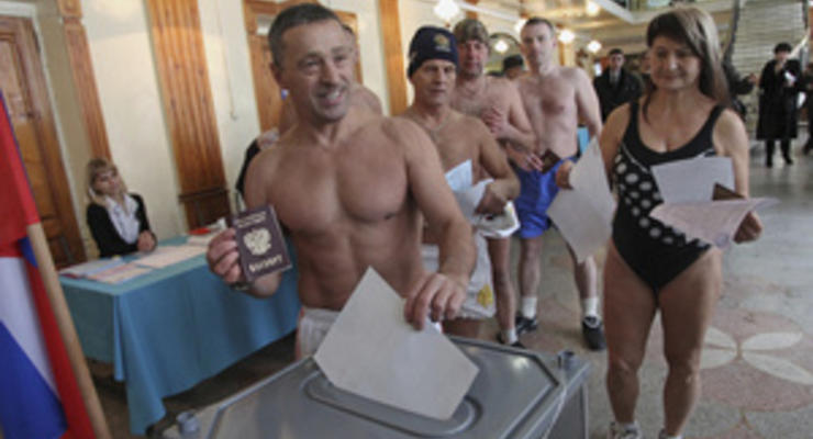 На Алтае любители зимнего плавания пришли голосовать в трусах