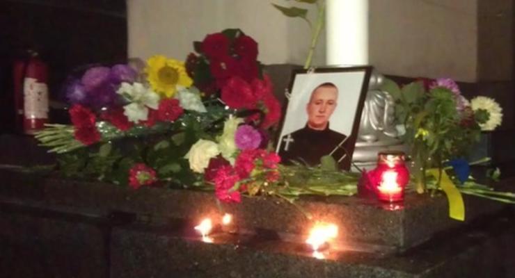 К месту гибели нацгвардейца под Радой киевляне ночью несли цветы