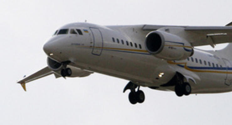 Самолет Ан-148 совершил аварийную посадку в аэропорту Петербурга (обновлено)