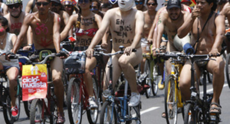 В Перу 300 голых велосипедистов провели акцию протеста