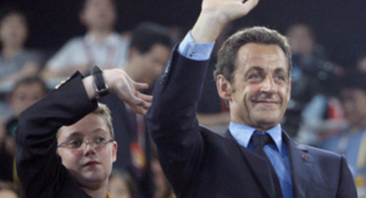 Саркози пообещал наказать сына, закидавшего женщину-полицейского помидорами