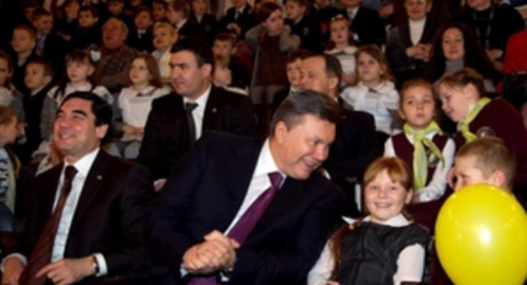 Янукович побывал в цирке