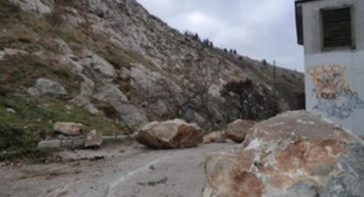 В центре Балаклавы произошел обвал горы: на дорогу рухнули камни