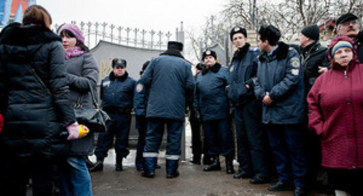 Во время визита журналистов в колонию Власенко заперли в одном помещении с Тимошенко