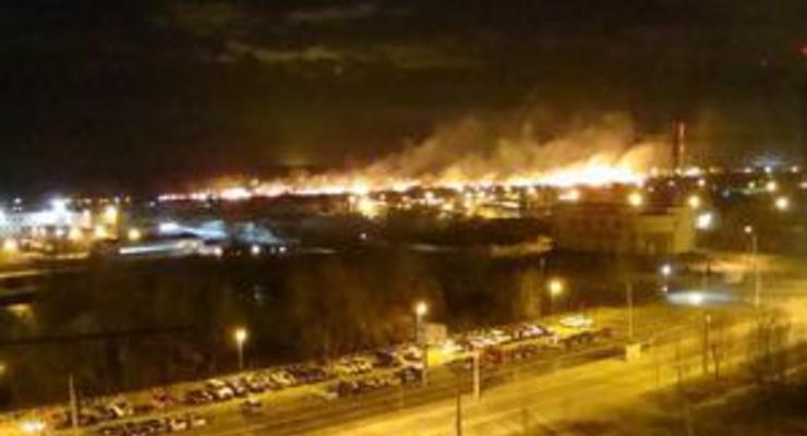 В Киеве на Троещине горит луг, огонь приближается к домам