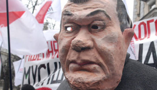 Фотогалерея: Янукович, выходи! Сторонники Тимошенко устроили театрализованное действо на Банковой