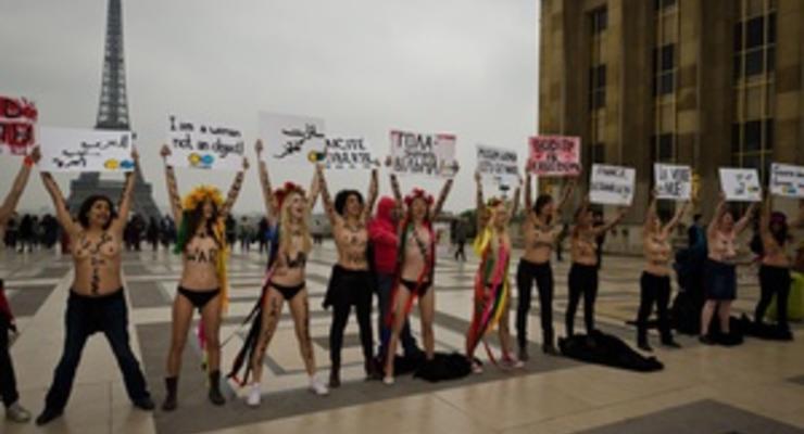Активистки FEMEN провели в Париже акцию Аллах создал меня голой!