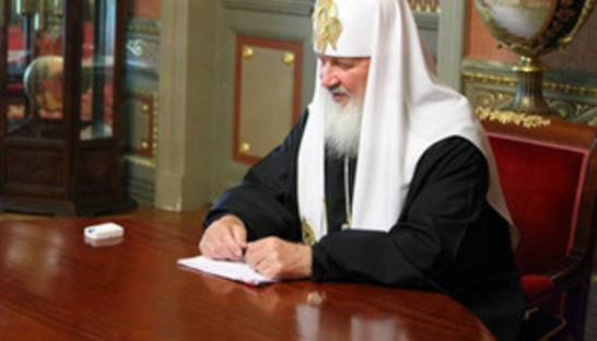 На сайте РПЦ с фотографии патриарха Кирилла стерли часы, оставив их отражение