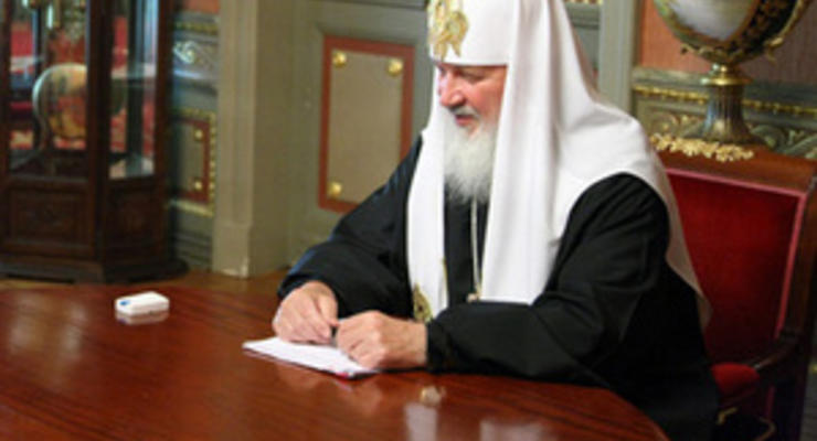 На сайте РПЦ с фотографии патриарха Кирилла стерли часы, оставив их отражение