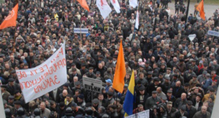 Социологи фиксируют минимальное ослабление протестных настроений в Украине