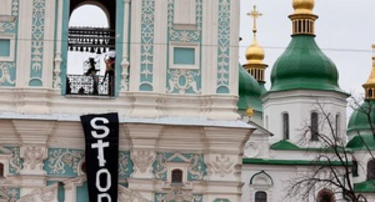 FEMEN разделись на колокольне Софийского собора (ВИДЕО)