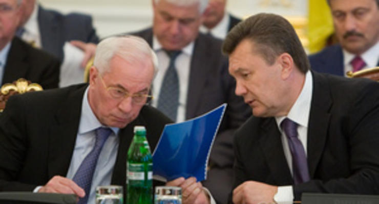 Янукович поручил Азарову увеличить расходы на условия содержания в СИЗО