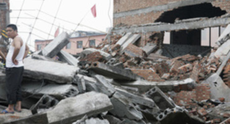 Десятки человек пострадали от обрушения фабрики в Индии