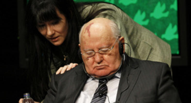 Горбачев заснул во время саммита нобелевских лауреатов