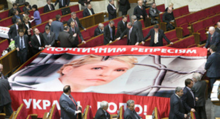 Бютовцы блокируют трибуну Рады, требуя заслушать Пшонку о возможном избиении Тимошенко