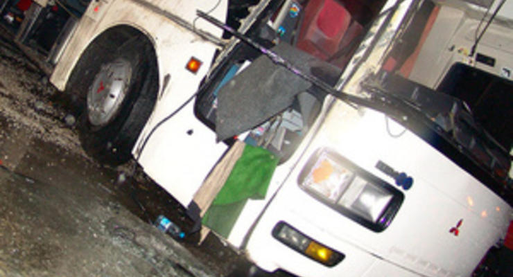 В Японии туристический автобус врезался в стену автомагистрали: есть жертвы