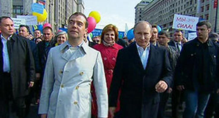 В Москве Медведев и Путин присоединились к участникам первомайской демонстрации