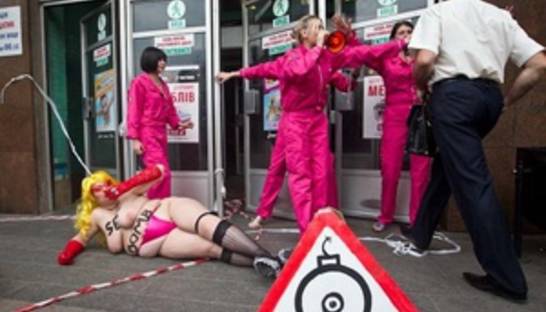 Активистки FEMEN заложили "секс-бомбу" на Крещатике, одну из девушек избили