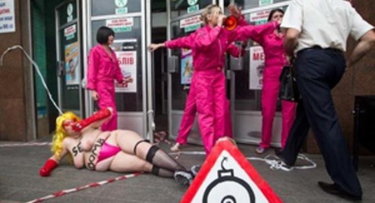 Активистки FEMEN заложили "секс-бомбу" на Крещатике, одну из девушек избили