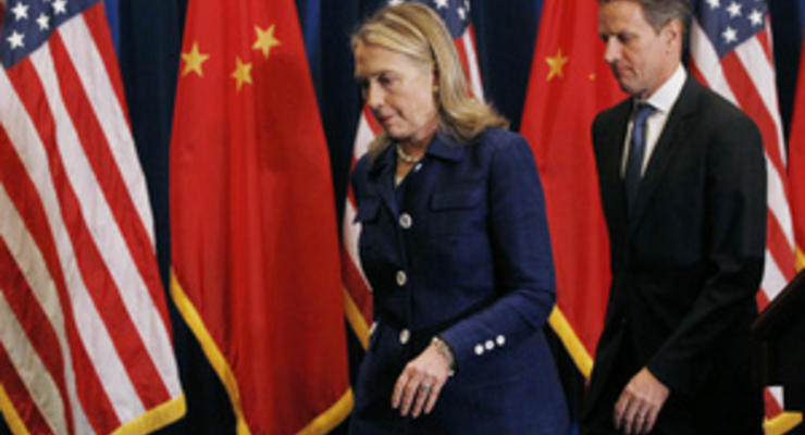 Клинтон покинула Пекин и ждет, что Чэнь последует за ней